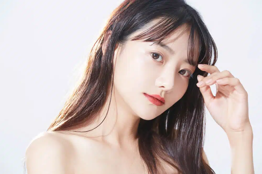 鼻の高く美人の女性