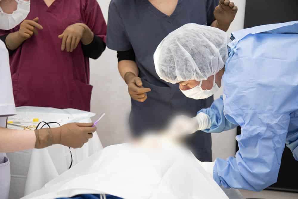 未経験のドクターに指導医が技術を教えているところ