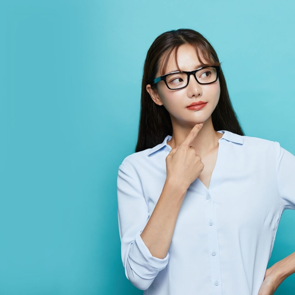 小陰唇縮小術はどんなお悩みを持つ人が受けるか説明している看護師