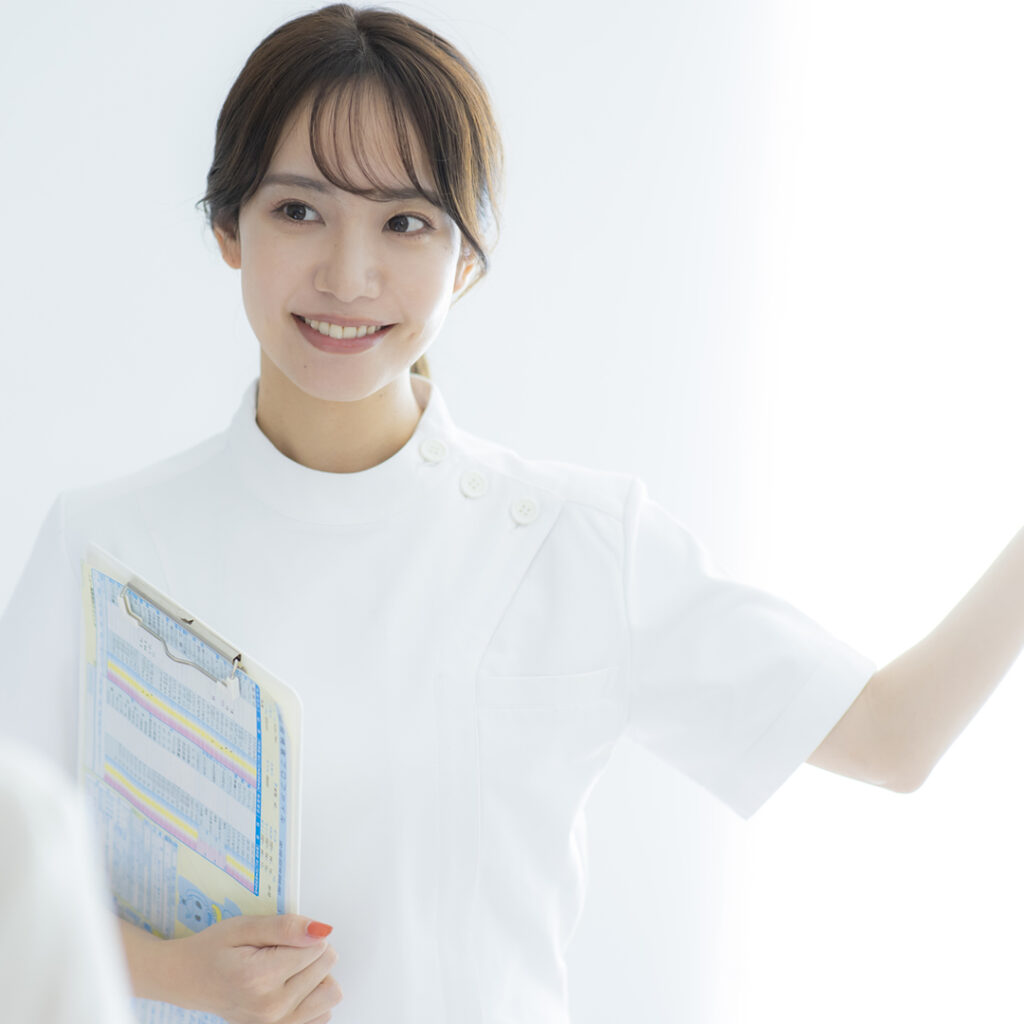 美容外科で案内している看護師