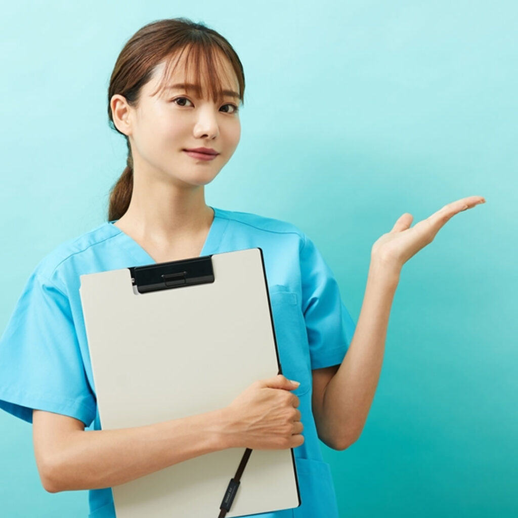 睫毛上皮膚切除のリスクを説明する看護師