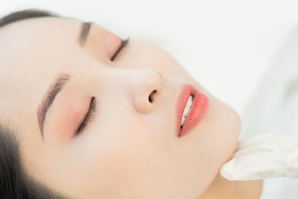 唇を薄くする整形を受けようとしている女性