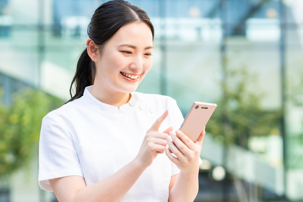 全切開の口コミランキングを調べている女性