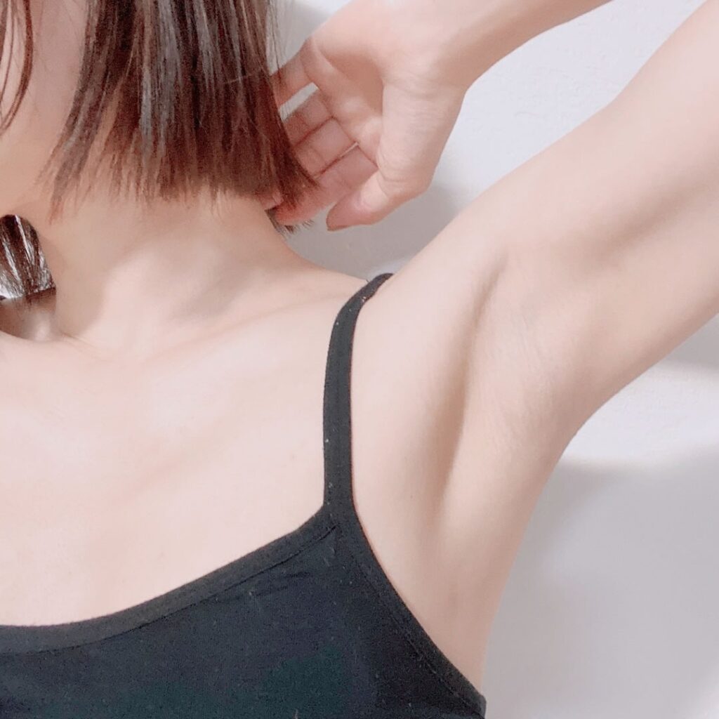 脇が綺麗な女性