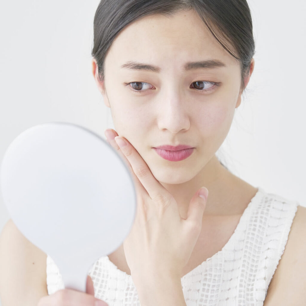 顔のたるみが気になっている女性