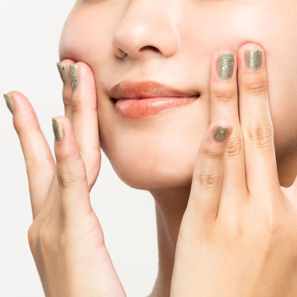 頬を引き上げているイメージ