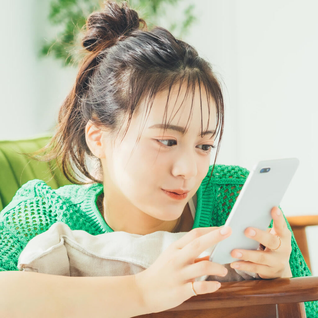 フェイスリフトを受けるクリニックの選び方を調べている女性