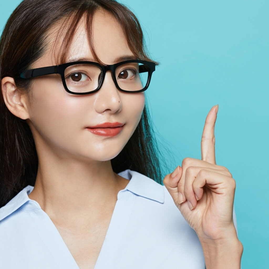 経結膜脱脂が向いている年代を説明している看護師
